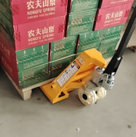 手動(dòng)液壓搬運(yùn)車(chē)如何快速搬運(yùn)農(nóng)夫山泉飲料箱